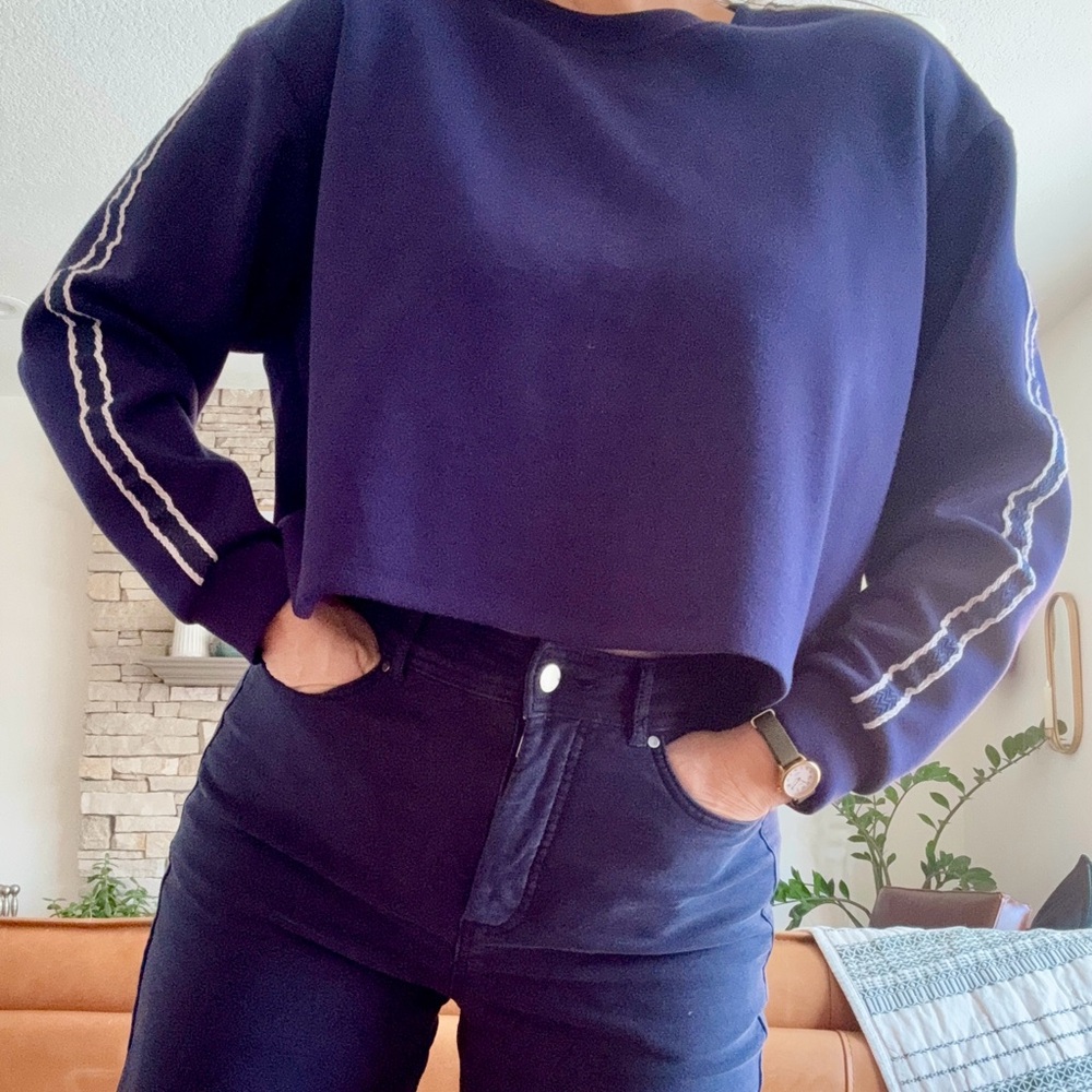 Stylish Navy Blue Crop Sweatshirt  with White Accents